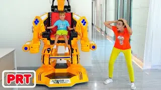Vlad e Niki brincando com um carro robô de brinquedo