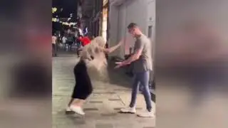 Tanımadığı İnsanların Elini Tutan Kızlar !