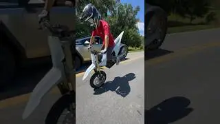 E-Bike Supermoto Stoppie