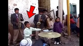 NIÑO CON TALENTO SORPRENDE A ORQUESTA Y AL PUBLICO TOCANDO HUAYNO ANTIGUO
