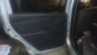 Как снять обшивку задней двери рено логан