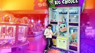 Playing EVERY Claw Machine in this HUGE Arcade!