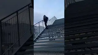 Krossdresser гуляет на улице