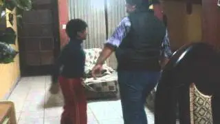 mi primo enseñando a bailar huayno
