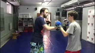 Отработка удара на тренировке. Уроки самообороны в Красноярске