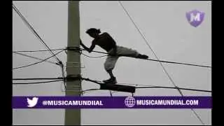 TA LOCO: Hombre Bailando Dembow en Alambres de Corriente