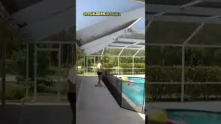 Отец совершил отчаянный прыжок через ограждение в бассейн, чтобы спасти своего сына