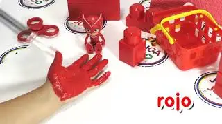 Pintando las manos, aprendo los colores
