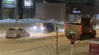 Kotse nabalahaw hindi makaalis dahil sa taas at kapal ng snow