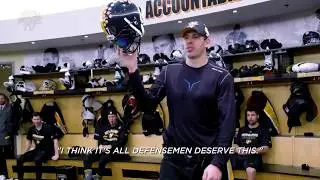 Что сделал Малкин после матча? / Evgeni Malkin and Steelers helmet.