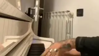Ultimo suona al pianoforte TRA L'ELEGANZA DELLE STELLE (Ultimo). Pianoforte