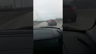 приора гоняется с BMW на спидометре 200, приора против BMW,