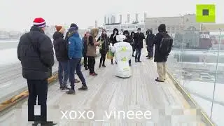 Люди обижают робота. Ему это не нравится