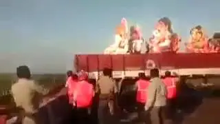 India Ke Log Kaise Apne Bhagwano Ko Gande Naale Me Phenk Rahe Hai ( WATCH IT )
