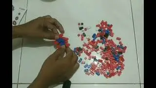 Menyusun lego mini Spiderman 3