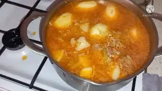 Даша заболела, чем занимается дома, варю щи из утки, на десерт творожок