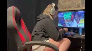 Gamer Girl Farting And Playing Video Games 🎮💨
