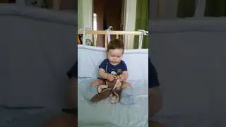 малыш получил узелковую игрушку в подарок #малыш #сын #детство #игрушки