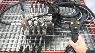 Hydraulic proportional valve Walvoil DPX100 with control joystick
