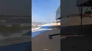 Море  штормит.