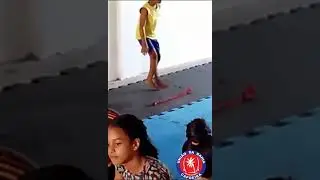 Aula de capoeira para criança.