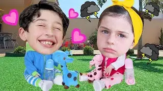 Mimi e Julinha em Histórias Engraçadas sobre Bebês e brinquedos e outras histórias com a Irmãzinha