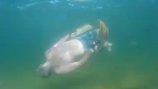 Tricks underwater. Hand fin