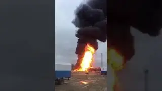 Горит нефтевышка.