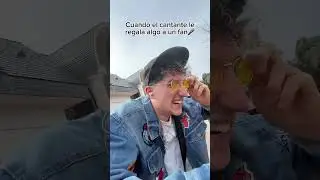 Cuando el cantante le regala algo a un fan🎤 