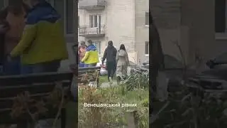 Папич гуляет с какой-то девушкой