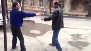алкаш вырубил с одного удара, драка алкашей.
