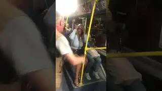 Мужчина, держитесь за поручень