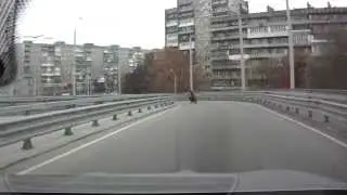 Упал мотоциклист на спуске со второй эстакадки в Калининграде