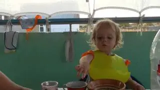 Отличный способ накормить ребенка. Класс, Виктория!