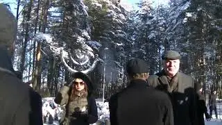 Вейонис и Мурниеце подходят к памятному месту убийства евреев Румбула Рига 29 11 2016