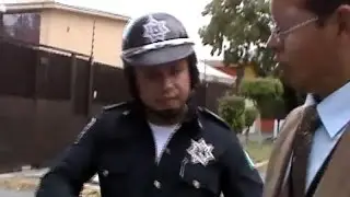 Inspector sorprende a policías extorsionando a conductora