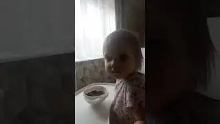 Алиса кушает изюм.