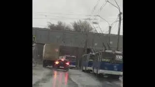 Троллейбус искрит под ледяным дождем в декабре в Чебоксарах