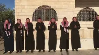 شباب اجانب يرقص الدحية في الكرك