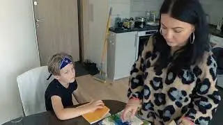 Очень злая МАТЬ учит сына. НАКАЗАЛА за двойку в ШКОЛЕ. Что она творит с пацаном?