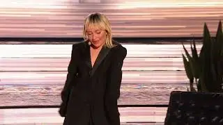 Daria Marx jako Miley Cyrus "Flowers"