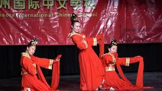 雪梅在明州国际中文学校庙会上的舞蹈表演