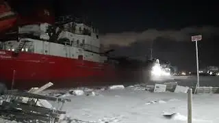 Ледокол буксирует судно во льдах.
