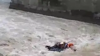 В Туапсинском районе двое мужчин пытались сплавиться в море по бурной реке на надувных матрасах