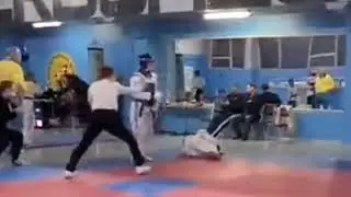 Taekwondo girl spinning kick knockout  (Ukraine)