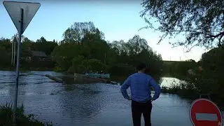 НАВОДНЕНИЕ! ЗАТОПИЛО ВЕСЬ ДВОР И ВСЕ ВЫЕЗДЫ С ДЕРЕВНИ! МУЖИКИ ПЛЫВУТ НА ЛОДКЕ ПО ДОРОГЕ!
