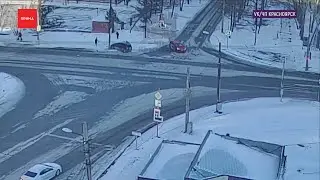 Водитель такси протаранил машину с двумя детьми