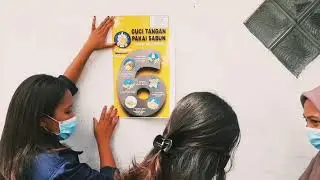 Menempelkan poster edukasi covid-19 kelompok 7&8 Universitas PGRI Adi Buana Surabaya