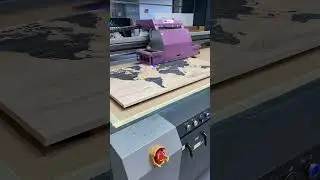 Timelapse van een woodprint wereldkaart