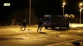 Una desena d'agents de la Policia participen en simulacres d'assalt i alliberament d'ostatges